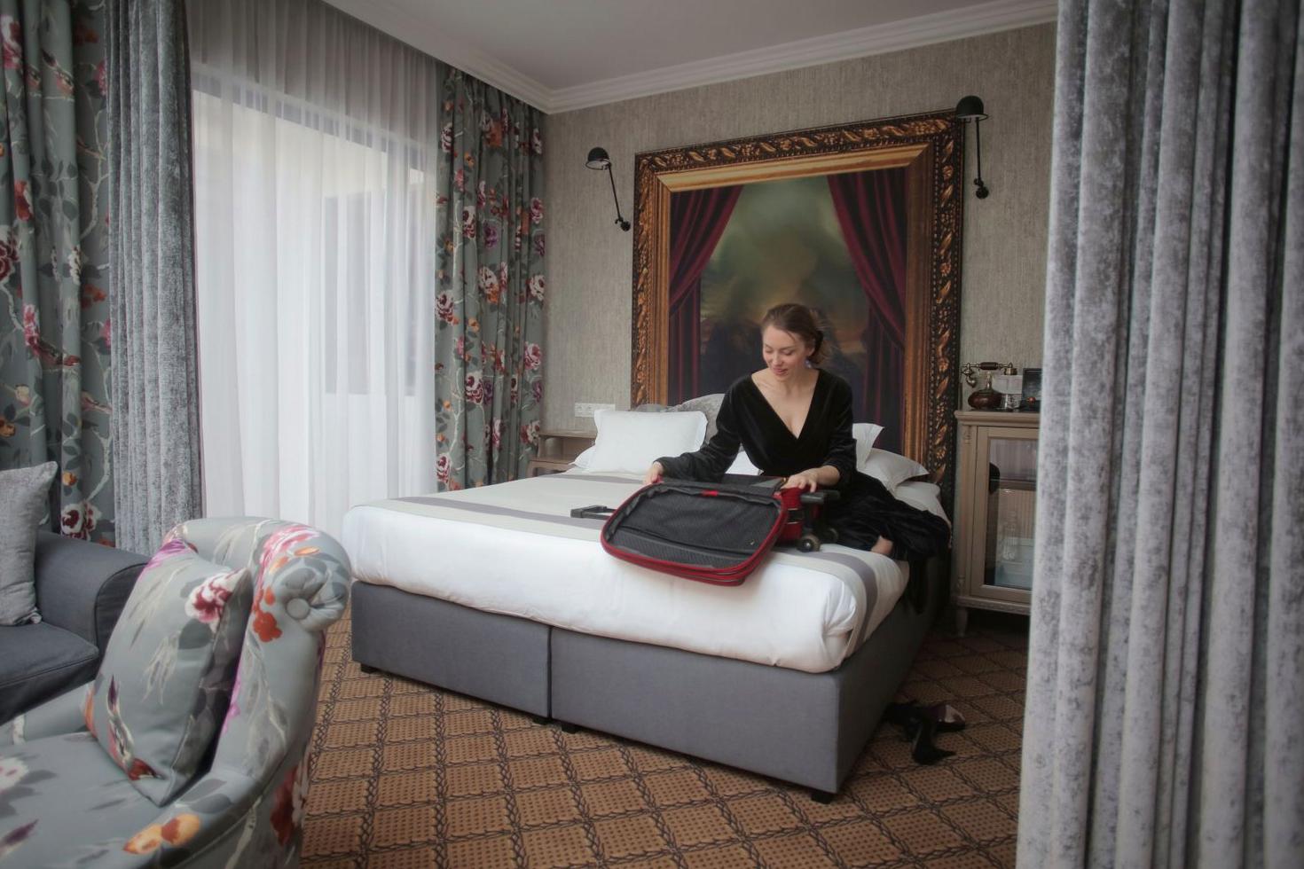 Guest packing in a functional room